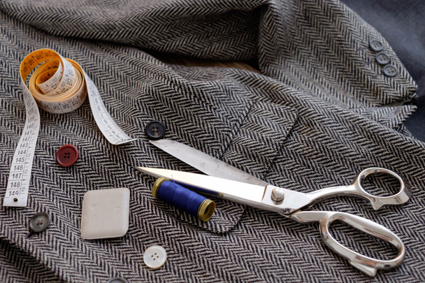 Collectie voor kleermaker tools op vintage klassieke jas - Foto, afbeelding