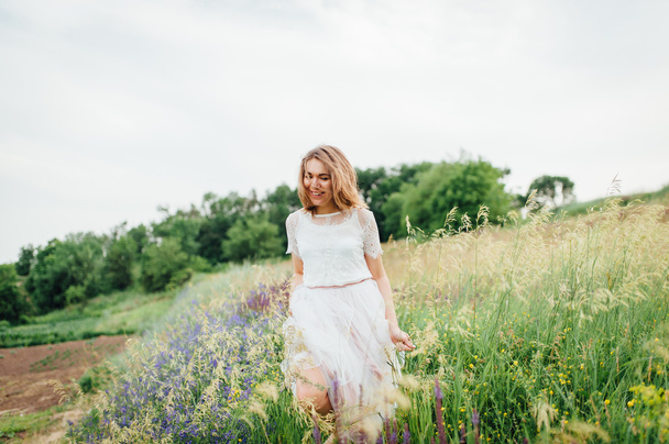 schönes Mädchen im weißen Kleid liegt im grünen Gras - Foto, Bild