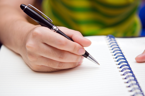 Scrivi attività con una penna e un libro
 - Foto, immagini