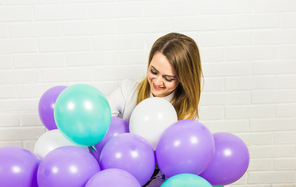 šťastná mladá žena s barevné latexové balónky - Fotografie, Obrázek