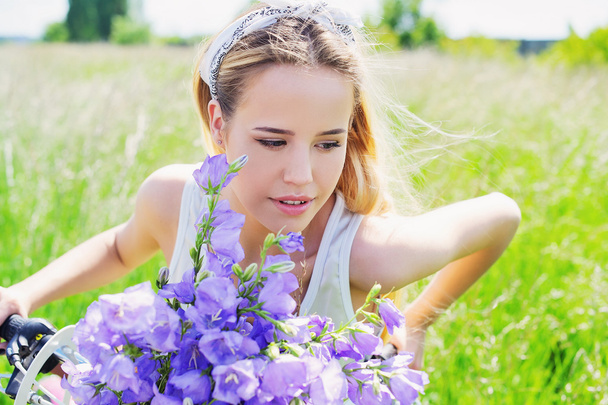 Beautiful young girl in summer field - Fotoğraf, Görsel