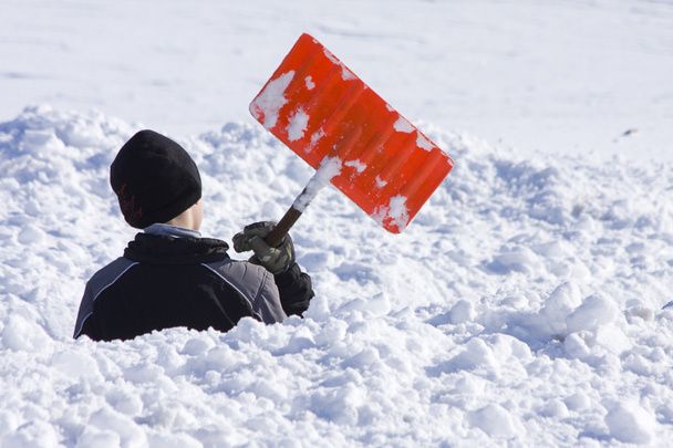 chlapec hraje ve sněhu - Fotografie, Obrázek