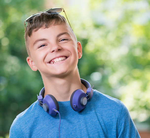 Teen boy with headphones - Фото, зображення