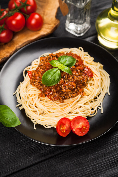 Espaguetis boloñeses sobre fondo oscuro
 - Foto, Imagen