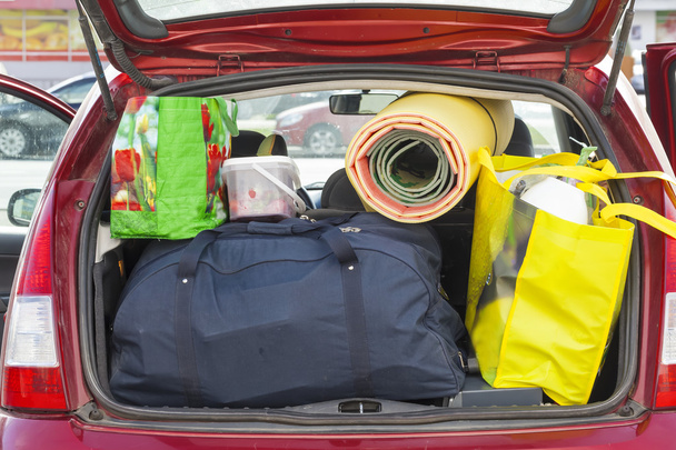 sacos e coisas no carro do porta-malas
 - Foto, Imagem