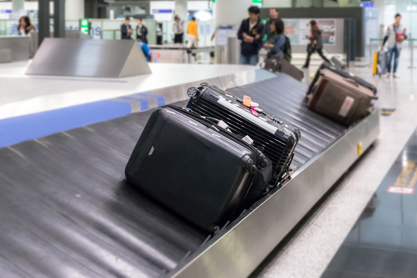 Багаж на фоне размытия дорожки в аэропорту
 - Фото, изображение