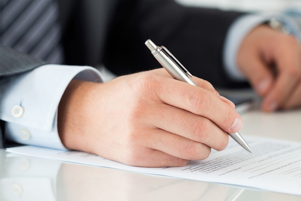 Крупный план подписания документов руками бизнесмена
 - Фото, изображение