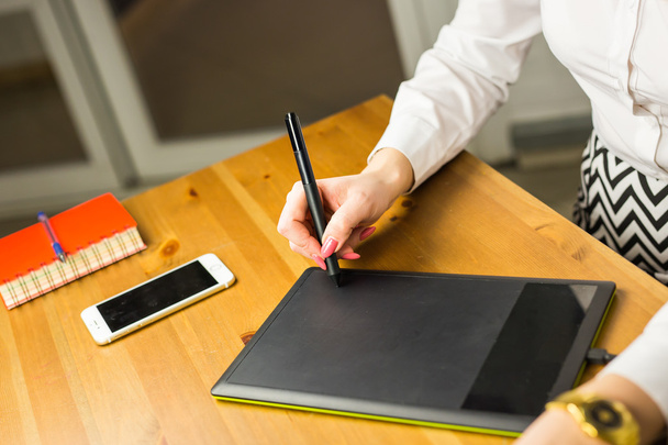 Малюнок рукою жінки з графічним планшетом, робочий дизайнер
 - Фото, зображення