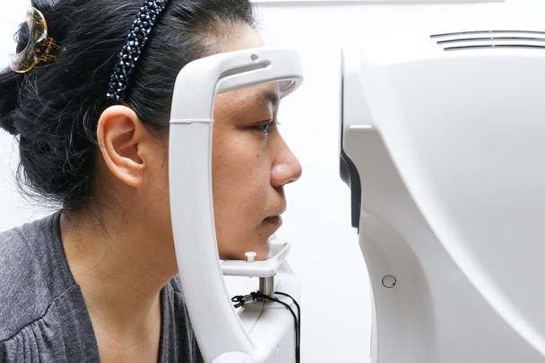 Asian Woman Doing Eyes Examination Through Auto refraktometer - Foto, immagini