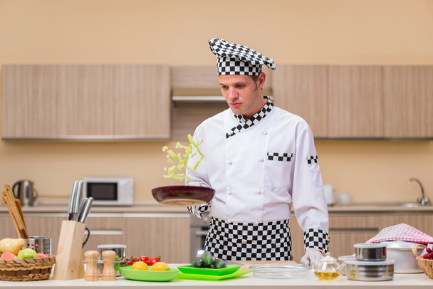 Mężczyzna kucharz przygotowywania posiłków w kuchni - Zdjęcie, obraz
