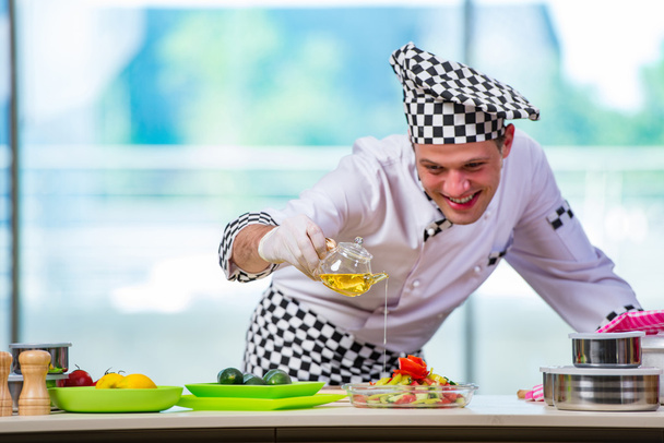 Mužské kuchař připravuje jídlo v kuchyni - Fotografie, Obrázek