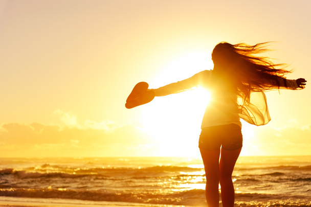 Femme insouciante dansant au coucher du soleil
 - Photo, image