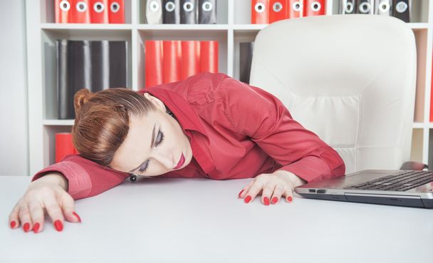 Stanca donna d'affari che dorme in ufficio
 - Foto, immagini