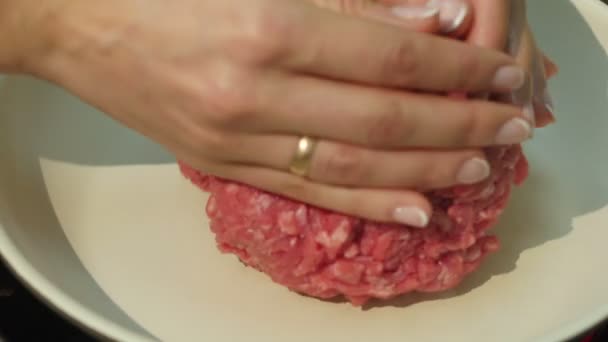 The chef roast beef in a frying pan. 4k - Metraje, vídeo
