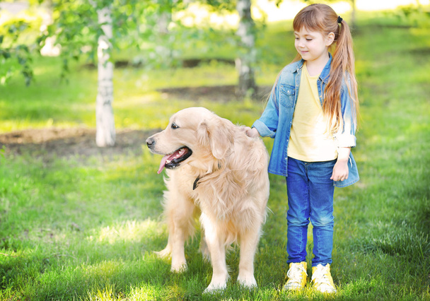 Little girl and big kind dog  - Foto, immagini