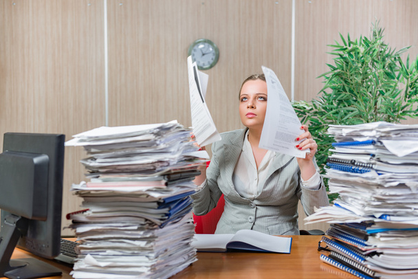 Vrouw onder stress van buitensporige papierwerk - Foto, afbeelding
