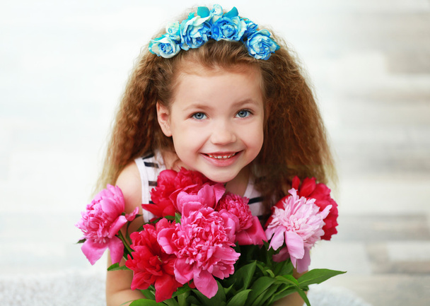 Beautiful girl holding  peonies bouquet - Fotoğraf, Görsel