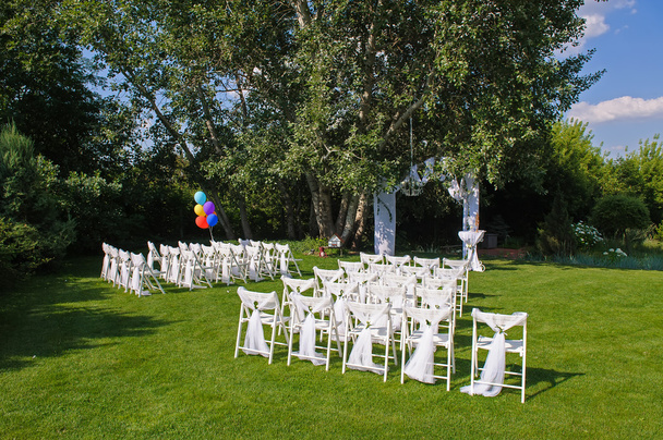 Groen gazon met stoelen voor een ceremonie - Foto, afbeelding