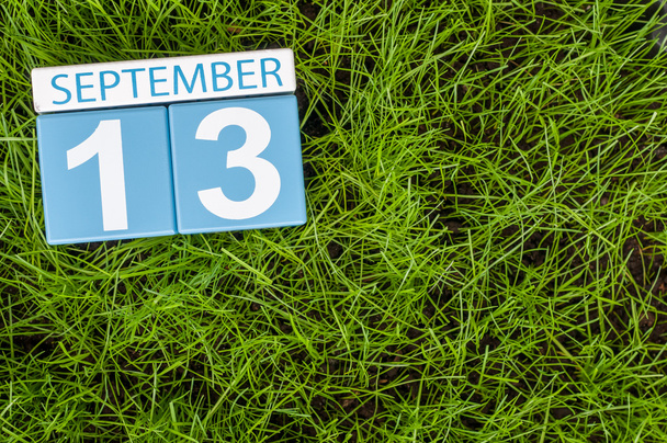 13. září. Obraz září 13 dřevěný barevný kalendář na zelené trávě trávník pozadí. Podzimní den. Prázdné místo pro text - Fotografie, Obrázek