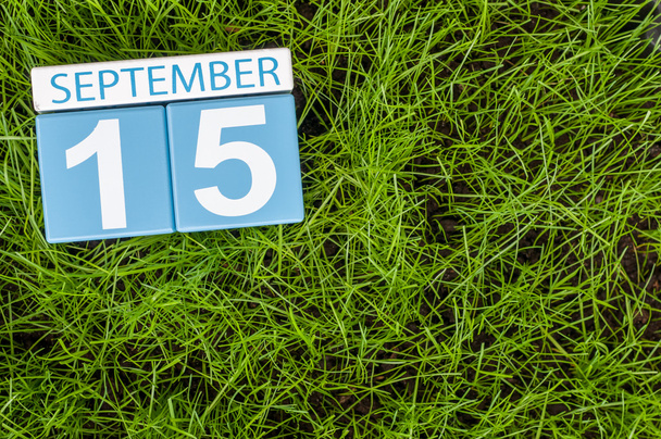 15 Eylül. 15 Eylül görüntüsünü ahşap renk takvim yeşil çim çim zemin üzerine. Sonbahar günü. Metin için boş yer - Fotoğraf, Görsel