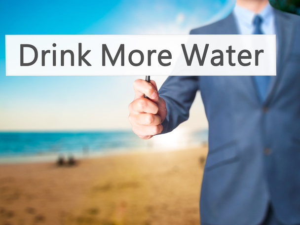 Пийте більше води - ділова рука тримає знак
 - Фото, зображення