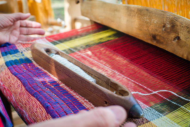 Плетение на деревянном станке
 - Фото, изображение