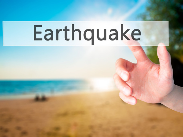 Maanjäristys - Käsi painamalla painiketta hämärtynyt tausta concep
 - Valokuva, kuva