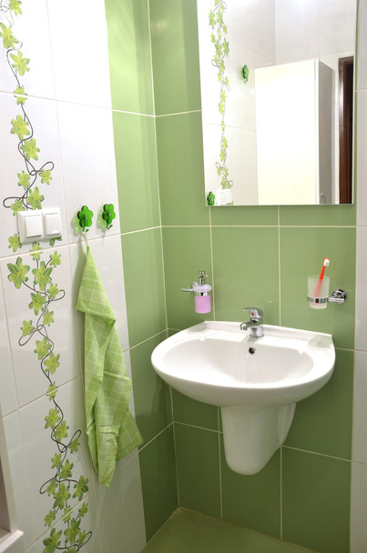 Widok na nowy zielony świeży biały, wyłożone kafelkami łazienki. - Zdjęcie, obraz