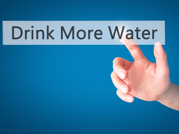 Bere più acqua - Mano premendo un pulsante su sfondo sfocato
  - Foto, immagini