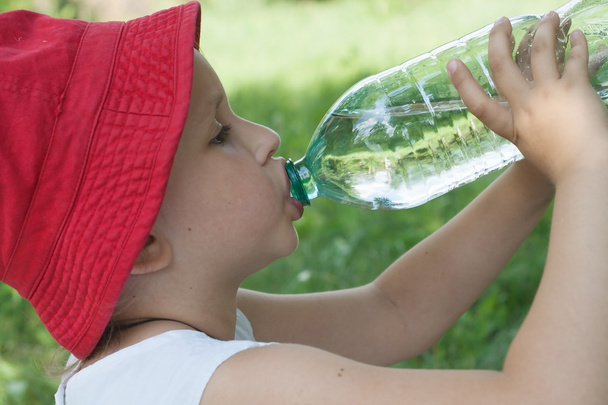 dziewczyna pije wodę - Zdjęcie, obraz