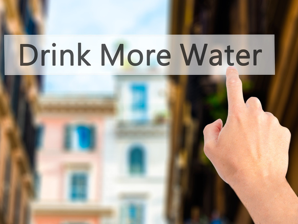 Bere più acqua - Mano premendo un pulsante su sfondo sfocato
  - Foto, immagini