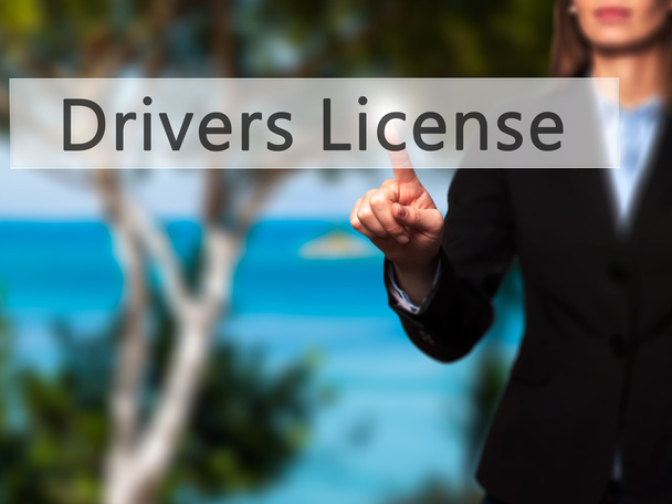 Prawo jazdy - bizneswoman ręcznie naciskając przycisk na dotyk sc - Zdjęcie, obraz