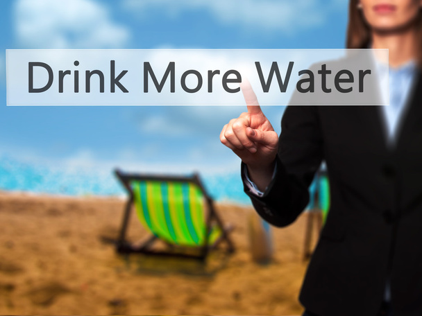 Pić więcej wody - bizneswoman ręcznie naciskając przycisk na touch s - Zdjęcie, obraz