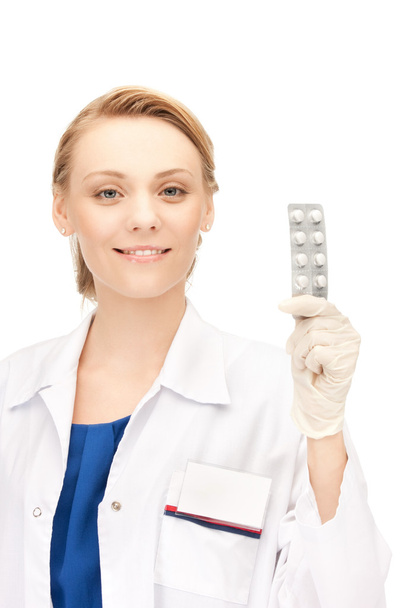Attractive female doctor with pills - Foto, afbeelding