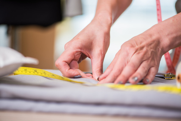 Krejčí ruce pracují na nové oblečení - Fotografie, Obrázek