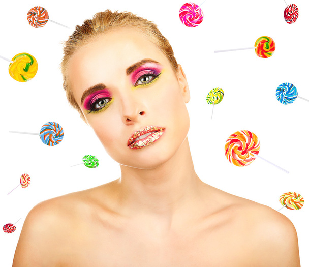 Mooi meisje met kleurrijke lollies op witte achtergrond - Foto, afbeelding