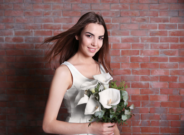 young woman holding bouquet  - Foto, Bild