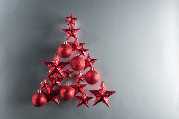 Різдвяна ялинка з червоними зірками і вафлями
 - Фото, зображення