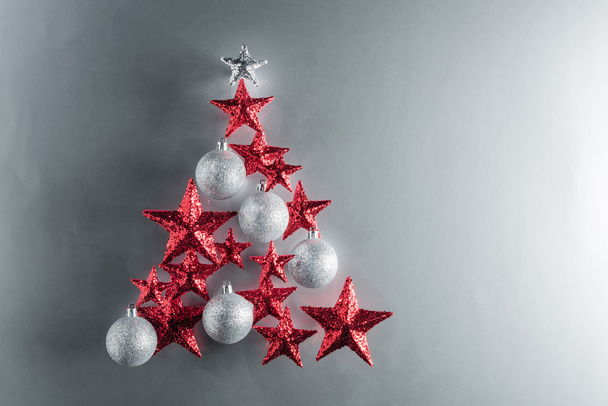 Kırmızı yıldızlar ve gümüş baubles ile Noel ağacı şekli - Fotoğraf, Görsel