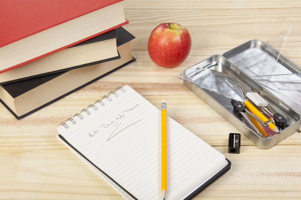 Okul okul sırası not etmek, kitaplar ve kalem kalemtıraş ile - Fotoğraf, Görsel