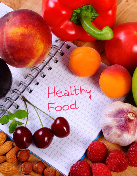 Frutas y verduras con cuaderno, adelgazamiento y alimentos saludables
 - Foto, Imagen