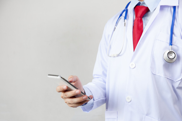 Medico utilizzando il telefono in bianco sfondo isolato
 - Foto, immagini