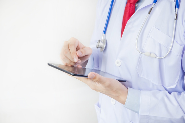 Medico utilizzando tablet in sfondo bianco isolato
 - Foto, immagini