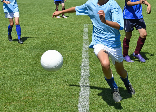 Los niños juegan al fútbol
 - Foto, Imagen