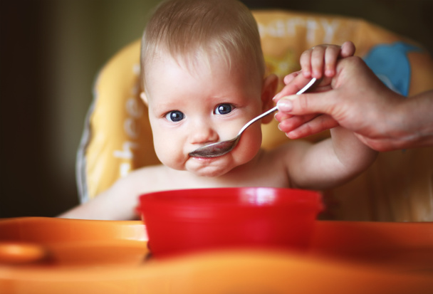 Äiti ruokinta vauva poika lusikalla
 - Valokuva, kuva