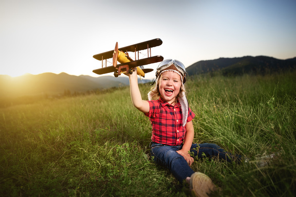 旅行や飛行機 pil 遊んで幸せな子供の夢 - 写真・画像