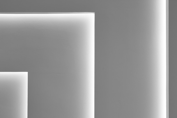 graue Wand mit Gradientenlichtdekoration im Winkel.  - Foto, Bild