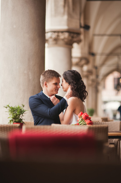 Wedding couple, man, girl sitting in cafe smiling and kissing - Fotografie, Obrázek