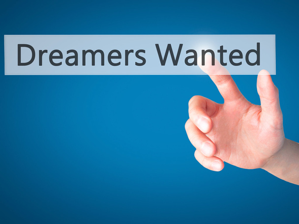 Dreamers Wanted - Mano premendo un pulsante su sfondo sfocato c
 - Foto, immagini