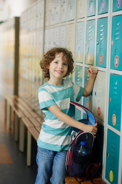 Primary school students standing in the hall near the lockers. - Zdjęcie, obraz